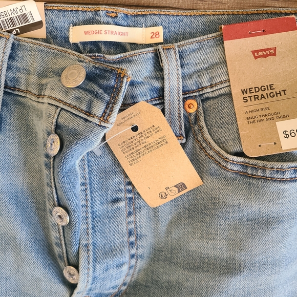 Levi's Women's Wedgie Staight Light Blue Jeans with Knee Distress Nwt - Picture 3 of 3